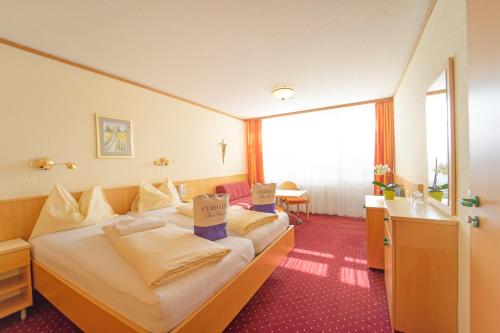 a hotel room with a bed with two signs on it at Curhaus Bad Kreuzen in Bad Kreuzen