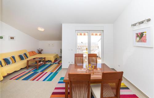 1 Bedroom Awesome Apartment In Makarska