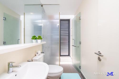 MIA Beach Villa - Oceanami Resort Long Hai Vung Tau في لونغ هاي: حمام مع مرحاض ومغسلة ودش