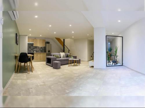 un salon avec un canapé et une table dans l'établissement Le Boldieu- Duplex Béziers -allée Paul Riquet- Wifi- Tv connecté, à Béziers