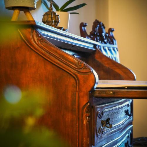a close up of a wooden piano with at Panderma Port Hotel in Bandırma