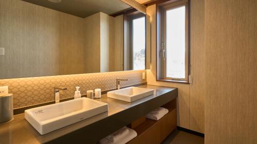 高山市にあるHotel and Spa Gift TAKAYAMAのバスルーム(シンク2台、大きな鏡付)