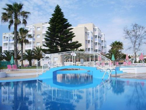 Astreas Beach Hotel Apartments tesisinde veya buraya yakın yüzme havuzu
