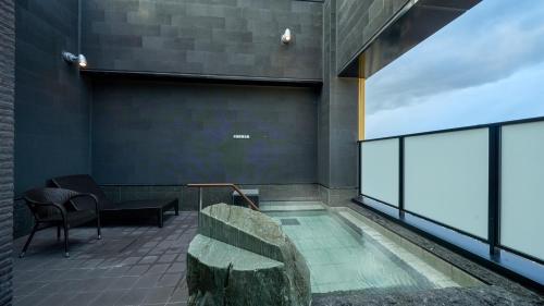 una camera con piscina in un edificio di Hotel and Spa Gift TAKAYAMA a Takayama