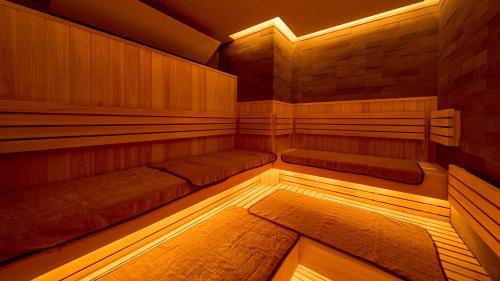 - un sauna avec 2 lits dans une chambre dans l'établissement Hotel and Spa Gift TAKAYAMA, à Takayama