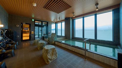 高山的住宿－Hotel and Spa Gift TAKAYAMA，一间设有岩石游泳池的客房