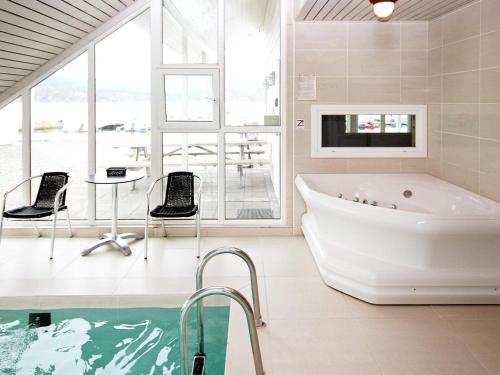 Ένα μπάνιο στο Five-Bedroom Holiday home in Jelsa 1