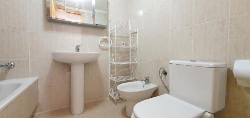ein Badezimmer mit einem weißen WC und einem Waschbecken in der Unterkunft DALI VAC004 Denirent in Denia