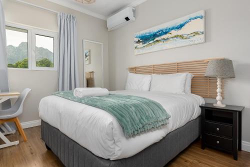 una camera con letto, scrivania e finestra di Buitenhof 301 a Città del Capo