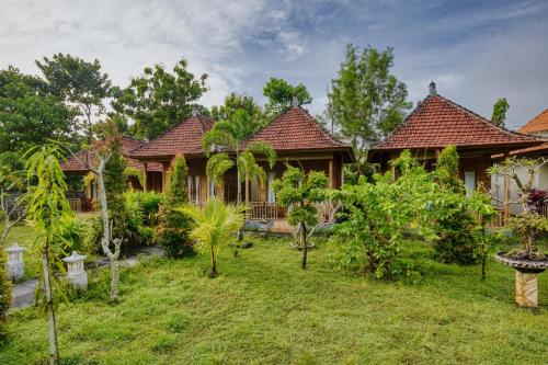 an image of a house with a garden at Tegal Besung Cottage in Nusa Penida