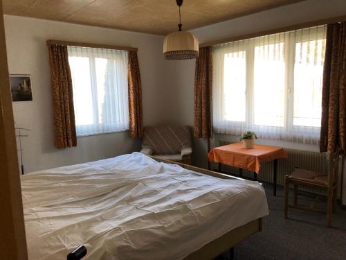 Un pat sau paturi într-o cameră la Grosszügige Ferienwohnung für 4 Personen