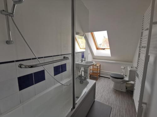 een badkamer met een glazen douche en een toilet bij Equinoxe in Dragey