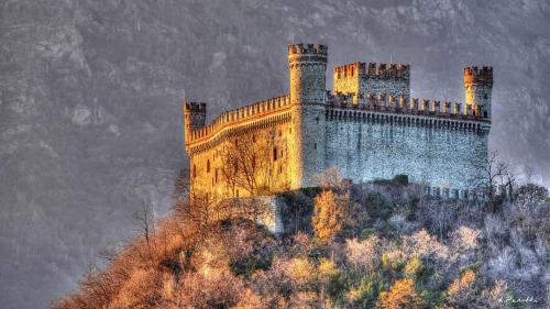 un castillo en la cima de una colina en Civico 32, en Montalto Dora