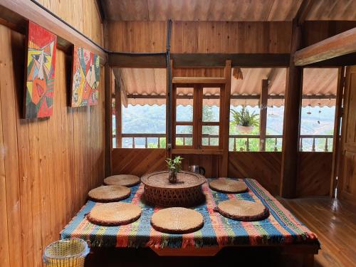 Una habitación con una mesa con taburetes. en La Beauté Sa Pa, en Sa Pa