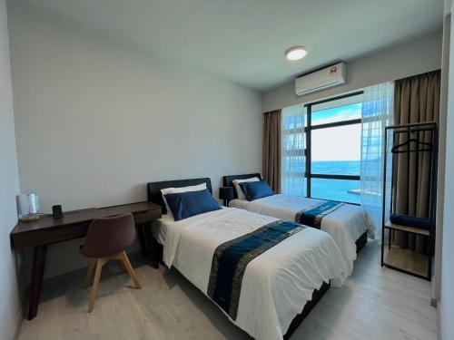 - une chambre avec 2 lits, un bureau et une fenêtre dans l'établissement Mango House2-SeaView,Wifi,Swimmingpool,Gym-JQ, à Kota Kinabalu