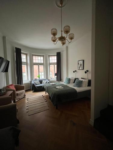uma sala de estar com uma cama e um sofá em Morris Hotel em Örebro