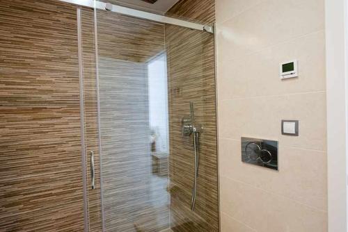 y baño con ducha y puerta de cristal. en Apartamento Infinity View Holiday en Arenales del Sol