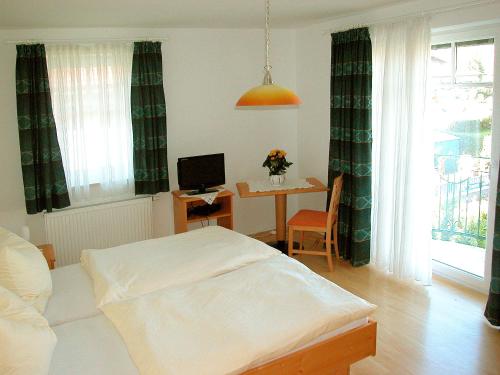 Cama o camas de una habitación en Pension Hiesel-Villa Untersbergblick