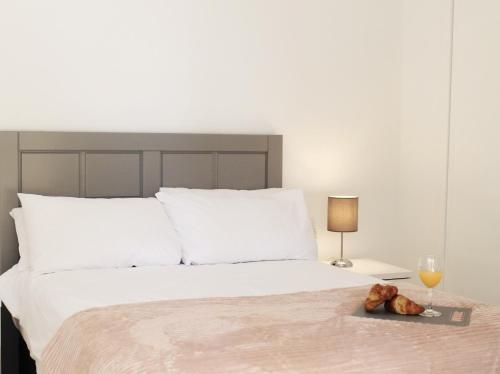A bed or beds in a room at Luxury apartment puerto marina los alcazares