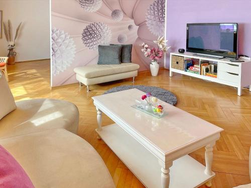 a living room with a white coffee table and a tv at Ferienwohnung Wildbiene in Lübbenau