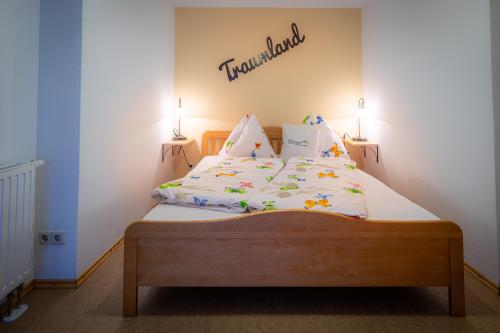 a bed in a room with two lamps on it at Ferienwohnungen Hotel Garni Dörflerwirt in Aflenz Kurort