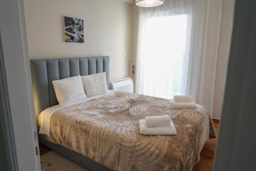 - une chambre avec un grand lit et 2 serviettes dans l'établissement katia's home nafplio, à Nauplie