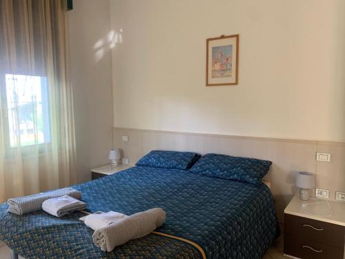 una camera da letto con un letto e due asciugamani di Residenza Il Capitano a San Benedetto Po