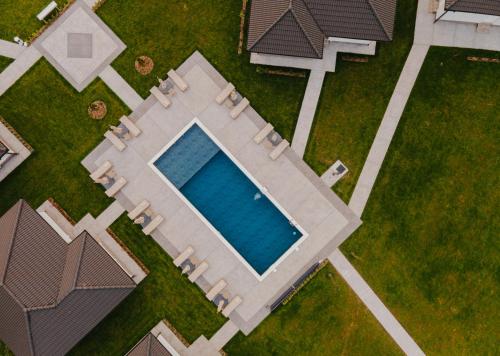 an overhead view of a swimming pool in a yard at Apartmani Darijana in Ljubovija