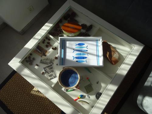 a table with a bowl and a box on it at Maison entre Loire et châteaux in Menars