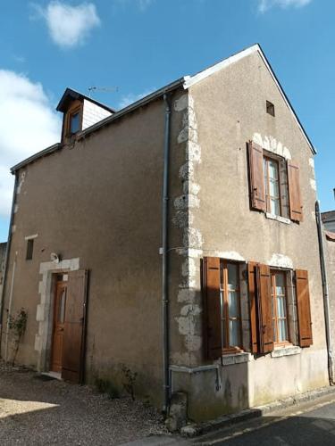 un vieux bâtiment avec des fenêtres montées sur une rue dans l'établissement Maison entre Loire et châteaux, à Menars