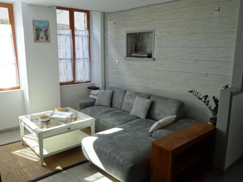 a living room with a couch and a table at Maison entre Loire et châteaux in Menars