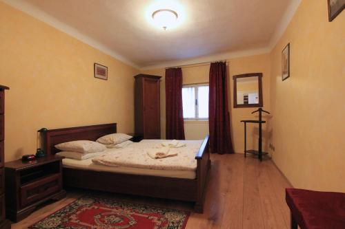 Krevet ili kreveti u jedinici u okviru objekta Cool 1 Bedroom Prokopska apartment in Mala Strana