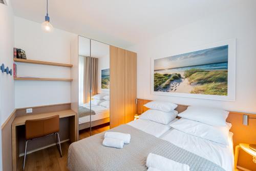 Kama o mga kama sa kuwarto sa Apartament DUNE SurfingBird Dźwirzyno