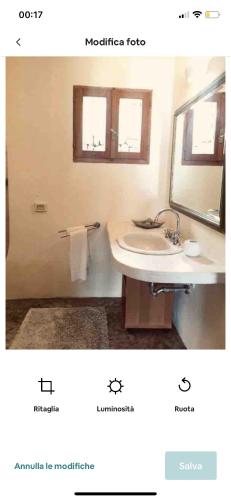 y baño con lavabo y espejo. en Intero Dammuso Pantesco, en Pantelleria