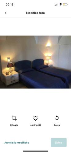 due immagini di una camera con un letto e due lampade di Intero Dammuso Pantesco a Pantelleria