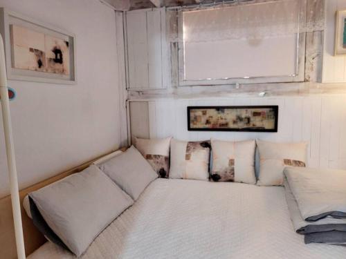 a small bed in a small room with a window at Hyanggyo-gil, Seonwooga in Jeonju