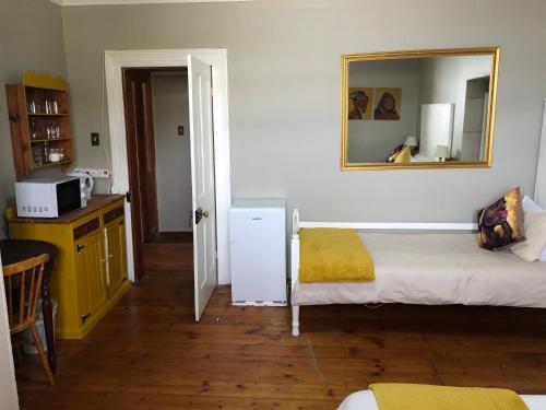 Above The Harbour solar-powered accommodationにあるキッチンまたは簡易キッチン