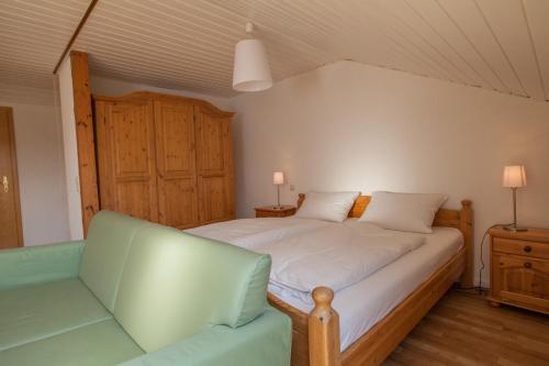Tempat tidur dalam kamar di Gästehaus Schechter
