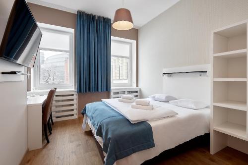 1 dormitorio con 1 cama y TV de pantalla plana en Hotel Traffic Poznań Stare Miasto en Poznan