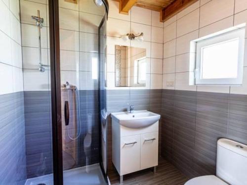 a bathroom with a shower and a sink and a toilet at Domki letniskowe Nadia z podgrzewanym basenem in Władysławowo