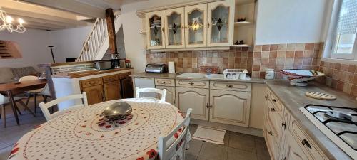 une cuisine avec une table et une salle à manger dans l'établissement TOUTAPIé, à Bergerac