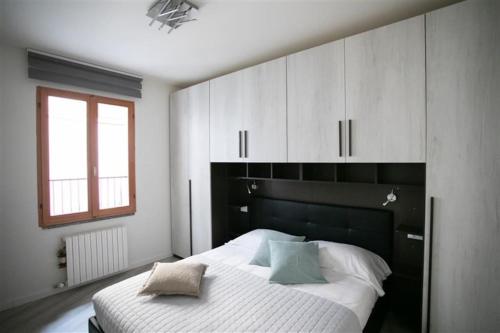een slaapkamer met een groot bed met een zwart hoofdeinde bij Fabula Home Rental - Casa Lù in Lovere