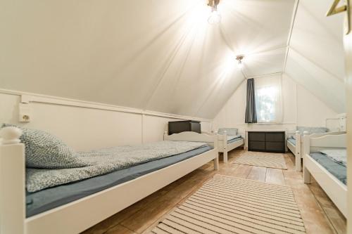 1 dormitorio con 2 camas en una tienda de campaña en Körösvölgyi Apartmanházak 