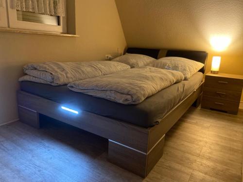 Una cama con luz en un dormitorio en Meerhaus Hieve en Emden