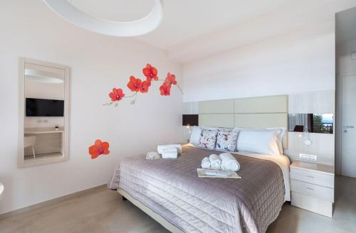 1 dormitorio con 1 cama grande con flores rojas en la pared en Lo Scoiattolo, en Lisciano Niccone