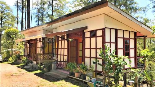 Malino的住宿－IEFA Malino Resort，森林中间的小房子