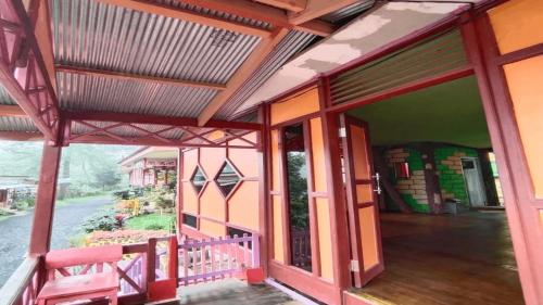 una puerta abierta de una casa con porche en IEFA Malino Resort en Malino
