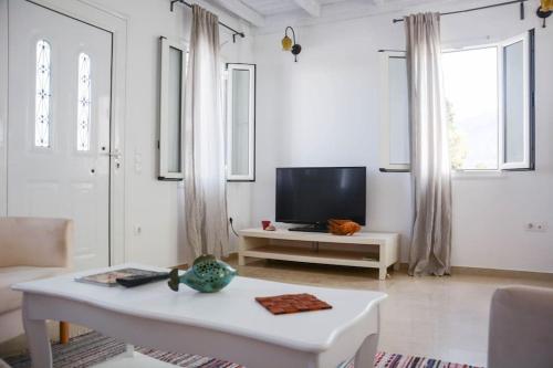 Μια τηλεόραση ή/και κέντρο ψυχαγωγίας στο White Wave Villa, 3min walk from beach