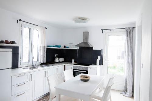 Η κουζίνα ή μικρή κουζίνα στο White Wave Villa, 3min walk from beach
