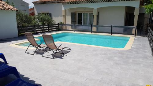 Πισίνα στο ή κοντά στο Charmante maison climatisée Vedene - Avignon avec piscine